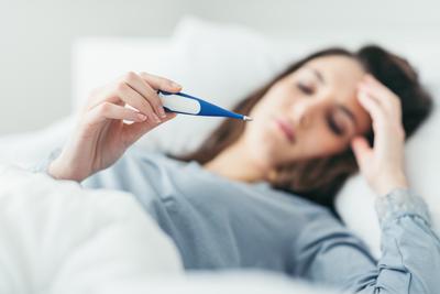 Pracownik, który w czasie trwania zwolnienia lekarskiego wykonuje pracę zarobkową lub wykorzystuje to zwolnienie niezgodnie z jego celem, musi liczyć się z tym, że straci prawo do zasiłku chorobowego - przypomina ZUS.