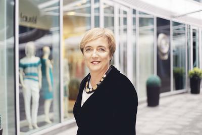 NOWE METRY POD HANDEL I USŁUGI: Katarzyna Michnikowska z Colliers International informuje, że w 2018 r. w Warszawie planowanych do oddania jest około 40 tys. mkw. powierzchni handlowo- -usługowej, rozlokowanej w prawie 45 biurowcach.