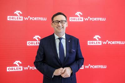OBOWIĄZKI
GIGANTA: Daniel Obajtek, prezes PKN Orlen, tłumaczy, że program lojalnościowy,
czyli zniżka na paliwo w zamian za akcje w portfelu, ma pomóc spopularyzować
rynek kapitałowy wśród drobnych inwestorów. Koncern jest jednym z największych
emitentów na GPW.