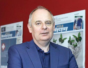 Prof. Dariusz M. Kowalski: Jeżeli pacjent z rearanżacją genu ALK jest odpowiednio leczony, to średni czas przeżycia wynosi aż 89 miesięcy, czyli prawie 7 lat.