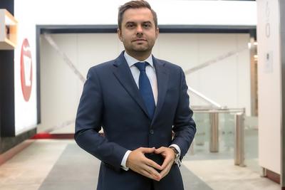 WYSOKIE PROGI: Janusz Władyczak, prezes KUKE, uważa, że przedsiębiorcom i ubezpieczycielom trudno sprostać wysokim wymaganiom stawianym przez publicznych inwestorów. Wieloletnie gwarancje wymagają reasekuracji, na której udzielanie jest coraz mniej chętnych.