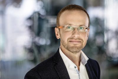 Paczkomaty się sprawdzają. Jak podkreśla Grzegorz Czapski, dyrektor ds. rozwoju Allegro, trend budowania sieci punktów odbioru przesyłek i paczkomatów jest widoczny w całej Europie, ponieważ to rozwiązanie bardziej ekonomiczne kosztowo niż doręczenia przez kuriera, a jednocześnie wygodne dla klientów — z dostępem nierzadko 24/7 i bez konieczności umawiania się z kurierem.