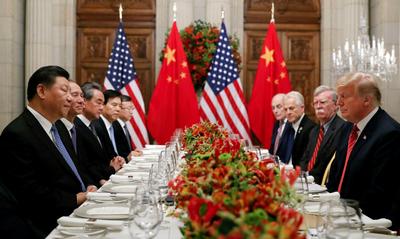 Prezydent USA Donald Trump i prezydent Chin Xi Jinping w trakcie wspólnego obiadu podczas szczytu G20 w Buenos Aires