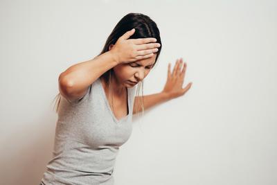 Dla zaburzeń typu dizziness, które w rzeczywistości nie są zawrotami głowy, charakterystyczne jest naprzemienne narastanie i łagodnienie objawów, ustępowanie po kilkudziesięciu minutach lub kilku godzinach. Typowe jest także to, że występują w młodym wieku, a u ich podłoża najczęściej leżą schorzenia psychiczne z kręgu lęku i paniki, depresji, zaburzeń somatyzacyjnych, osobowości, uzależnienia od używek.