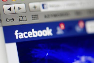 Przychody reklamowe to kręgosłup modelu biznesowego Facebooka (fot. Bloomberg)