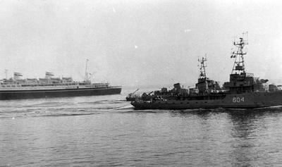 Polskie trałowce projektu 254M "Dzik" i statek pasażerski M/S "Batory" w 1959 roku.