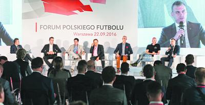 PO ROZGRZEWCE: W panelu „Innowacje” wzięli udział (od lewej): Grzegorz Nawacki, zastępca redaktora naczelnego „Pulsu Biznesu”, Tomasz Zahorski, pełnomocnik zarządu Legii Warszawa, Arno Hermans, założyciel firmy Sport eXperience, Jesper Joergensen, partner Deloitte Dania, Michał Szaniawski, wiceprezes Agencji Rozwoju Przemysłu, Sander J. Schouten z firmy Beyond Sports i Ziemowit Ryś, ekspert ds. innowacji w Ministerstwie Sportu i Turystyki.