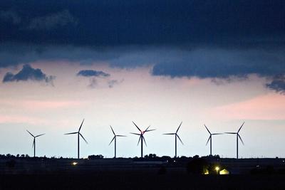 BĘDZIE
SIĘ KRĘCIĆ: Łączna moc wiatraków lądowych wynosi dziś w Polsce 6400 MW, a
prognoza Ministerstwa Energii wskazuje, że w 2040 r. będzie to już tylko 800
MW. Zdaniem branży, będzie więcej, bo istniejące dziś instalacje będą
modernizowane.