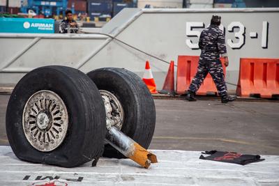 Wydobyte z Morza Jawajskiego, urwane koło samolotu Lion Air, który rozbił się w chwilę po starcie z lotniska w Dżakarcie