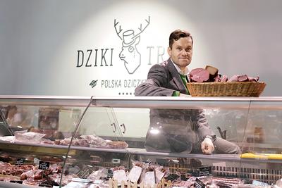 POZA
KRAJEM: Grzegorz Malec, twórca Dzikiego Tropu, sklepów z dziczyzną należących
do Elite Expeditions, twierdzi, że to czas, by dziczyzna w formie mięsa i
przetworów zadomowiła się na polskich talerzach. Dziś bryluje m.in. na
niemieckich.