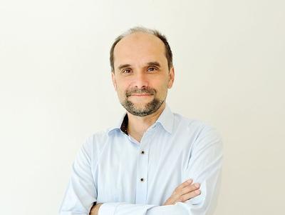 Prof. dr. hab. n. med. Paweł Krawczyk, specjalista laboratoryjnej genetyki medycznej i laboratoryjnej immunologii medycznej