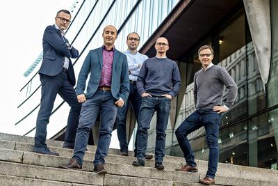 AUDYTORZY W IT: Tak, jak każda spółka zatrudnia audytora do sprawdzenia raportu finansowego, producenci oprogramowania powinni sprawdzać software — uważają Marcin Łuczyn, Damian Szczurek i Wojciech Mróz (od prawej: pierwszy, drugi i czwarty), założyciele TestArmy, która w dwa lata chce powiększyć zespół we Wrocławiu z 70 do 150 osób, a liczbę lokalnych testerów — z 7 do 20 tys. Rozwój spółki wspierają inwestorzy: Tomasz Szpikowski i Krzysztof Czuba (od lewej: pierwszy i trzeci).