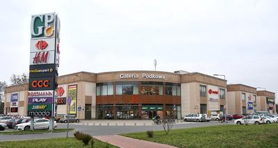 PRZEDMIOT
SPORU: Flagowy projekt Marka Mikuśkiewicza, czyli Marcpol, zbankrutował ponad
dwa lata temu. Biznesmen i jego rodzina wciąż jednak kontrolują kilka centrów
handlowych. Jednym z nich jest galeria w podwarszawskiej Podkowie Leśnej, która
wynajmuje lokale operatorom wielu znanych marek.