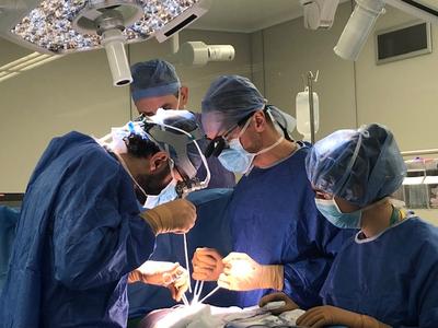Uniwersyteckie Centrum Kliniczne w Gdańsku, grudzień 2019 r.: operacja implantacji elektrod epikardialnych (nasierdziowych) u dziecka bez otwarcia klatki piersiowej u 13-letniej pacjentki.