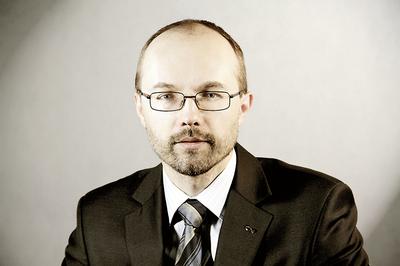 Dr n. med. Maciej Bryl jest specjalistą onkologii klinicznej, kierownikiem Oddziału Onkologii Klinicznej z Pododdziałem Dziennej Chemioterapii Wielkopolskiego Centrum Pulmonologii i Torakochirurgii.