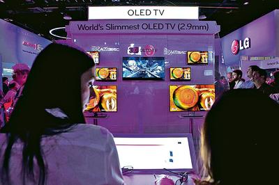 Świat zachłystuje się giętkimi, ultracienkimi panelami OLED (fot. ARC)
