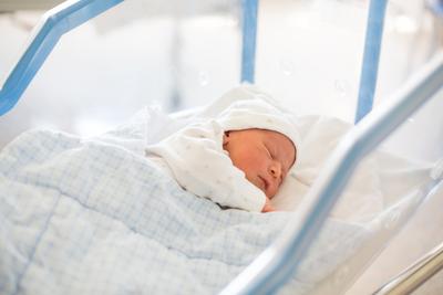 Pierwsze 4 tygodnie życia to okres noworodkowy. Okres niemowlęcy to pierwszy rok życia dziecka, począwszy od ukończenia pierwszego miesiąca życia. Podstawowym warunkiem prawidłowego rozwoju psychomotorycznego jest odpowiednia budowa ośrodkowego układu nerwowego.