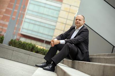 BIZNES
I DOM: Venturis Horeca, którego pomysłodawcą jest Tomasz Szuba, poza analizą
nadprodukcji jedzenia w hotelach zajmuje się też marnotrawstwem w
gospodarstwach domowych — stworzył aplikacje mobilną do monitorowania ilości,
struktury i wartości wyrzucanej żywności.