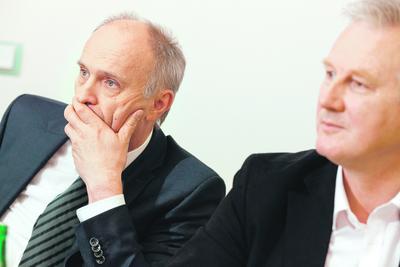 Z
OTWARTĄ PRZYŁBICĄ: Andrzej Jakubiak, były szef Komisji Nadzoru Finansowego, i
Wojciech Kwaśniak, jego były zastępca, do władz nadzoru trafili w tym samym
czasie — w październiku 2011 r. Przez pięć lat tworzyli zgrany duet. Na akcję
CBA zareagowali tak samo — przez pełnomocników przekazali „PB”, że czują się
niewinni i chcą, by media podawały ich pełne dane.