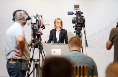 DYSONANS: Teresa Czerwińska, minister finansów, niedawno zapowiadała start przyjaznej
podatnikom strategii 3xP. Zdaniem ekspertów, wyrzucenie przez jej podwładnych z
projektu nowej ordynacji podatkowej przepisu zakazującego urzędnikom skarbowym
nadużywania prawa idzie w poprzek tej strategii.