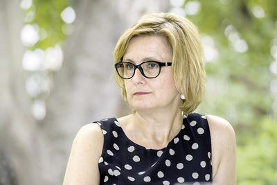 Prof. dr hab. n. med. Joanna Chorostowska-Wynimko - specjalista w zakresie chorób wewnętrznych, chorób płuc, a także laboratoryjnej immunologii medycznej, kierownik Zakładu Genetyki i Immunologii Klinicznej Instytutu Gruźlicy i Chorób Płuc w Warszawie