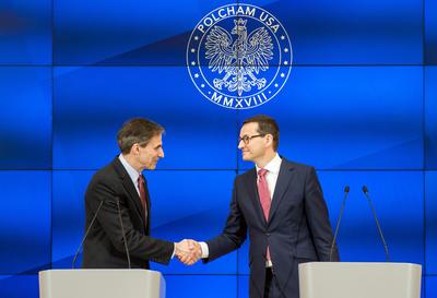28-letnia AmCham podaje rękę nowej PolCham – ambasador Paul W. Jones i premier Mateusz Morawiecki.