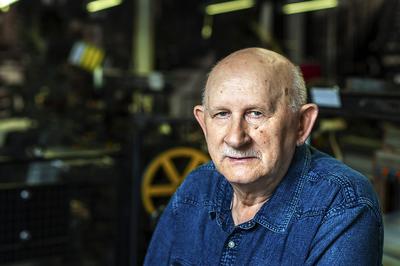 W XIX-wiecznej, pełnej dymiących kominów Łodzi pracowały tysiące maszyn, produkując miliony metrów tkanin. Zachowało się ich niewiele. Te, które przetrwały do naszych czasów, drugie życie zawdzięczają pasji Józefa Kłosińskiego.