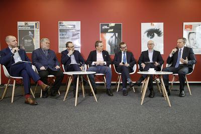 KU
ODZYSKANIU ZAUFANIA: Po serii zdarzeń, które w ostatnich latach osłabiły rynek
finansowy, wśród jego uczestników dojrzewa przeświadczenie, że nieuczciwe
zagrywki szkodzą wszystkim — to główny wniosek z debaty zorganizowanej wspólnie
przez CFA Society Poland i „Pulsu Biznesu”.