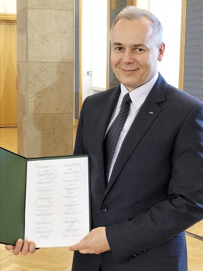 NASZA CODZIENNOŚĆ: Podczas podpisania porozumienia w sprawie programu Czyste Powietrze, Bogusław Białowąs, prezes BOŚ, podkreślał, że prawie 70 proc. kwoty udzielonych przez jego bank kredytów proekologicznych, przeznaczono właśnie na ochronę atmosfery.
