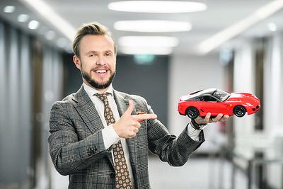 ZMIANA TECHNOLOGII: Robert Bendlewski, dyrektor ds. sprzedaży bezpośredniej w Departamencie Pojazdów Idea Getin Leasing spodziewa się, że ograniczenia w ruchu aut, z silnikami spalinowymi w centrach, miast przyczynią się do rozwoju leasingu pojazdów elektrycznych.