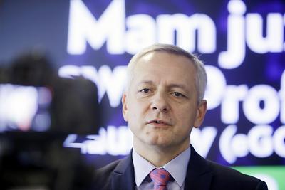 APOKALIPSY
NIE BYŁO: RODO jest ważnym aktem i na pewno w jakiejś mierze przyniosło dużą
zmianę, ale nie rewolucję. Wiele rozwiązań obowiązywało przed 25 maja i nadal
obowiązuje. Nie wszystkie więc są nowe. Tym niemniej obserwowaliśmy — zwłaszcza
tuż przed i po tej dacie — jak rodziły się przepowiednie, że czeka nas niemal
apokalipsa. Ale jej nie było — ocenia Marek Zagórski, minister cyfryzacji.