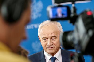 UMOWY
JUŻ SĄ: Krzysztof Tchórzewski, minister energii, za pośrednictwem rad
nadzorczych chce wpłynąć na ceny prądu oferowane przez firmy energetyczne.
Wielu odbiorców umowy już jednak dawno podpisało.