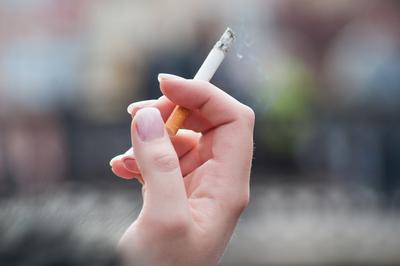 Palenie w miejscach publicznych może sprzyjać zakażeniom koronawirusem SARS-CoV-2 - przekonują naukowcy z Półwyspu Iberyjskiego.
