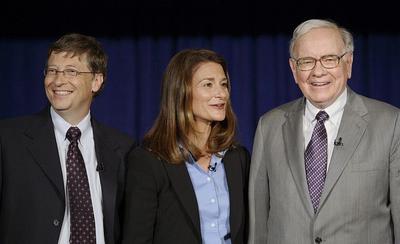 Bill Gates (z lewej) z żoną i Warren Buffett, fot. Bloomberg