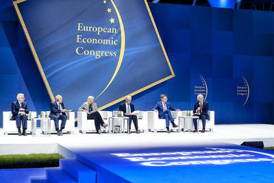 W KATOWICACH O KRYZYSIE: O tym, jak Europa powinna zachować się wobec kolejnego kryzysu, dyskutowali Jacek Czaputowicz, minister spraw zagranicznych, George Papandreu, ekspremier Grecji, Iveta Radicova, była premier Słowacji, Herman Van Rompuy, były szef Rady Europejskiej i ekspremier Belgii, oraz Alexander Stubb, ekspremier Finlandii. Dyskusję moderował Jerzy Buzek, były premier i eksprzewodniczący Parlamentu Europejskiego.