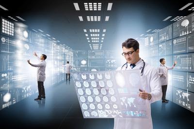 TO
DOPIERO ROZGRZEWKA: W zgodnej ocenie Krzysztofa Groyeckiego (z prawej),
wiceprezesa Asseco Poland, Piotra Piątosy (z lewej), prezesa Comarch
Healthcare, i Rafała Wnorowskiego, prezesa Simple, jest dobrze, ale prawdziwa
kumulacja zamówień IT z sektora medycznego nastąpi w przyszłym roku.
