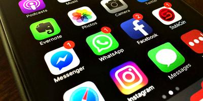 EFEKT
SKALI: Facebook ma na całym świecie 2,27 mld aktywnych użytkowników
miesięcznie, a z aplikacji WhatsApp korzysta już ponad 1 mld osób w 180 krajach.