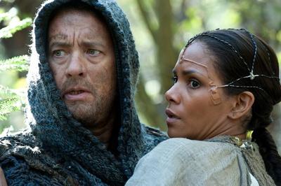 Tom Hanks razem z Halle Berry w filmie "Atlas chmur" FOT. Bloomberg