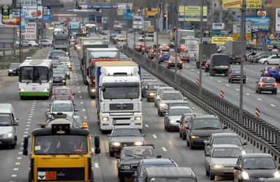 ZEZWOLENIA: Rośnie wymiana handlowa między UE a Rosją. Czy skorzystają na tym polscy przewoźnicy? Wiele zależy od liczby zezwoleń na transport w 2018 r. Rozmowy zaczną się za kilka tygodni (na zdjęciu jedna z moskiewskich ulic).