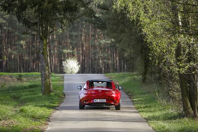 Frajda. Mazda MX-5 to jeden z nielicznych dzis samochodów, które daja mnóstwo przyjemnosci z wyciskania ostatnich potów i szukania rezerw w technice jazdy. Kaze myslec i planowac, uczy swiadomego panowania nad pojazdem. Jednoczesnie, przy spokojnej jezdzie, nie prowokuje.