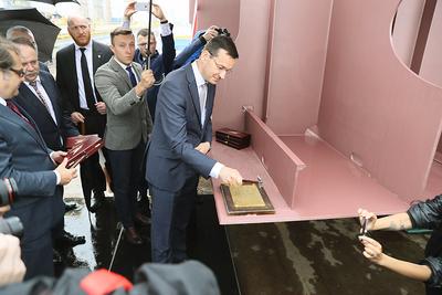 Pierwsza
jaskółka… W połowie 2017 r. premier Mateusz Morawiecki uczestniczył w położeniu
stępki pod prom w Szczecinie. Budowa na razie idzie jak po grudzie, ale
armatorzy już zapowiadają zamówienie kolejnych jednostek. Potrzebne więc będzie
finansowanie.