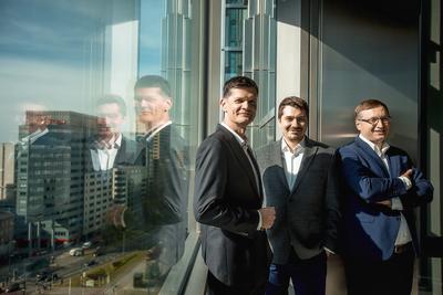 GLOBALNE ASPIRACJE, GLOBALNA KULTURA: Językiem obowiązującym w Lingaro, którym zarządzają Sebastian Stygar i Tomasz Rogucki, jest angielski. Roman Baluta (w środku), prezes przejętej właśnie Orby, twierdzi, że obie firmy pasują do siebie m.in. właśnie pod względem kultury organizacyjnej.