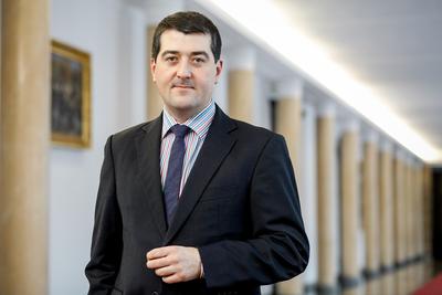 NA WSZELKI WYPADEK: Projekt pilotowany przez Leszka Skibę, wiceministra finansów, ma zwiększyć bazę transakcji na potrzeby walki z praniem brudnych pieniędzy.