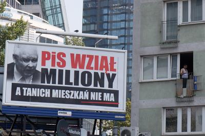 Billboardy uderzające w PiS oraz kontratakujące w imieniu PiS nie są podpisane
przez komitety wyborcze.