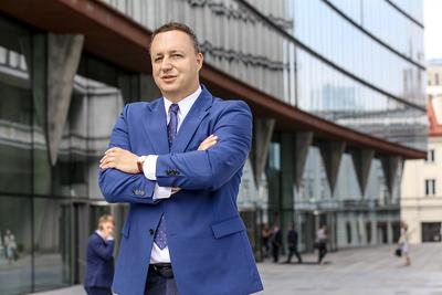 Sól tej ziemi: Od początku lipca ograniczał nas brak możliwości wprowadzania inwestorów na grunty prywatne. Teraz ruszymy z kopyta – mówi Grzegorz Smoliński, prezes Warmińsko-Mazurskiej Specjalnej Strefy Ekonomicznej, która wczoraj wydała zgodę na inwestycje dla trzech lokalnych firm – dwie z nich rozbudują zakłady.
