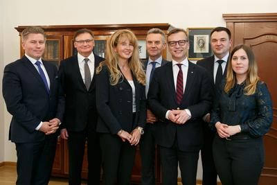 Od lewej: dr hab. prof. UW Marcin Matczak, prof. dr hab. n. med. Bolesław Samoliński, dr n. med. Małgorzata Adamkiewicz, prof. dr hab. n. med. Artur Mamcarz, JM Rektor WUM – prof. dr hab. n. med. Mirosław Wielgoś, prof. dr hab. inż. Aleksander Nawrat, Natalia Bierezowicz.