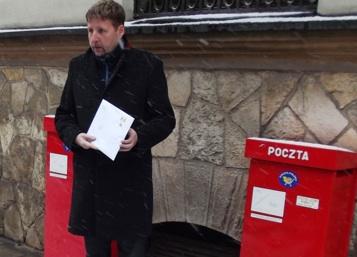 Marek Migalski wysyła list do Gerarda Depardieu. Zdjęcie pochodzi z oficjalnej strony europarlamentarzysty fot. migalski.eu