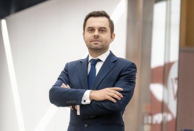 PRZETARTE
SZLAKI: PRZETARTE
SZLAKI: Zagraniczne agencje kredytów eksportowych już dawno poszły albo idą w
kierunku probiznesowym i znacznie upraszczają korzystanie z rządowych
instrumentów wsparcia — mówi Janusz Władyczak, prezes KUKE, która także podąży
tym śladem.