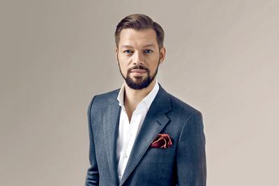 MAŁE
FIRMY NA WYCIĄGNIĘCIE RĘKI: Tradycyjne instytucje finansowe wprowadzając
faktoring sięgnęły najpierw po wielkich graczy i transakcje o największym
potencjale zysku. Ale w Polsce duże spółki stanowią zaledwie 0,02 proc.,
pozostałe 99,8 proc. to mikro, małe i średnie firmy. Bardzo atrakcyjna „nisza”
— mówi Michał Pawlik, prezes Smeo.Michał Pawlik, prezes Smeo.