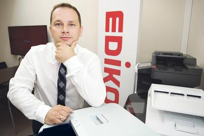 CIĘCIE KOSZTÓW: Alan Pajek, wiceprezes spółki Ediko, podkreśla, że dzięki odpowiednim działaniom firmowe drukowanie może być bardziej niezawodne i oszczędne, m.in. pod względem czasu, energii elektrycznej czy materiałów eksploatacyjnych.